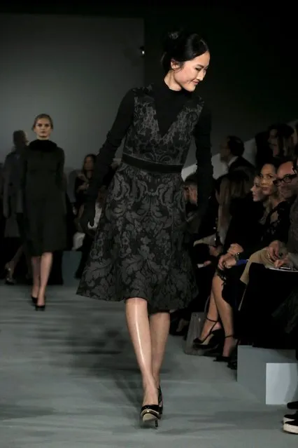 A model recovers after losing her shoe during the Oscar de la Renta Fall/Winter 2016 collection during New York Fashion Week in New York, February 16, 2016. (Photo by Brendan McDermid/Reuters)