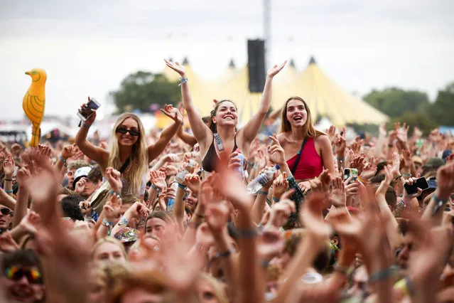 Festival goers watch Declan McKenna perform on the main stage at Reading Festival, in Reading, Britain, August 27, 2021. (Photo by Henry Nicholls/Reuters)