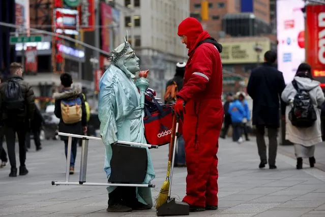 A street performer dressed as the Statue of Liberty speaks to a sweeper in Times Square, New York February 10, 2016. (Photo by Andrew Kelly/Reuters)