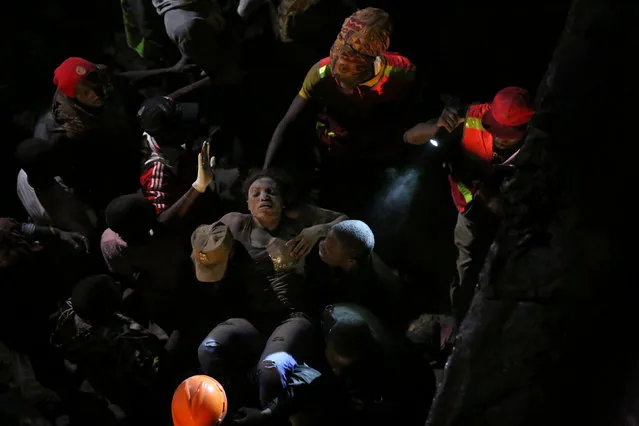 Paramedics evacuate a woman rescued from the rubble of a six-storey building that collapsed after days of heavy rain, in Nairobi, Kenya April 30, 2016. (Photo by Reuters/Stringer)