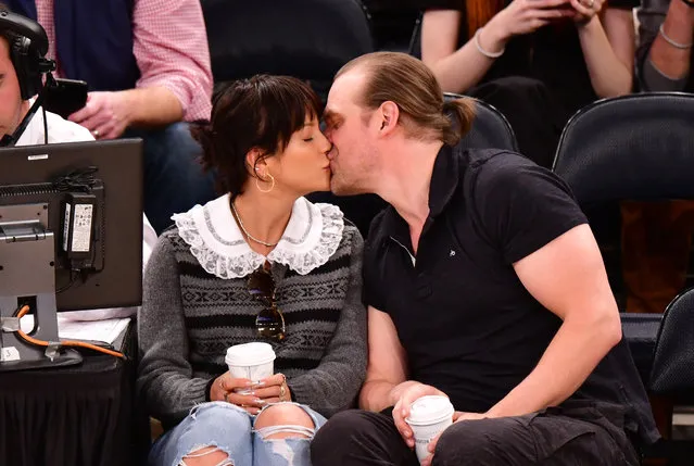 Lily Allen and David Harbour attend New York Knicks v New Orleans Pelicans preseason game at Madison Square Garden on October 18, 2019 in New York City.  (Photo by James Devaney/Getty Images)