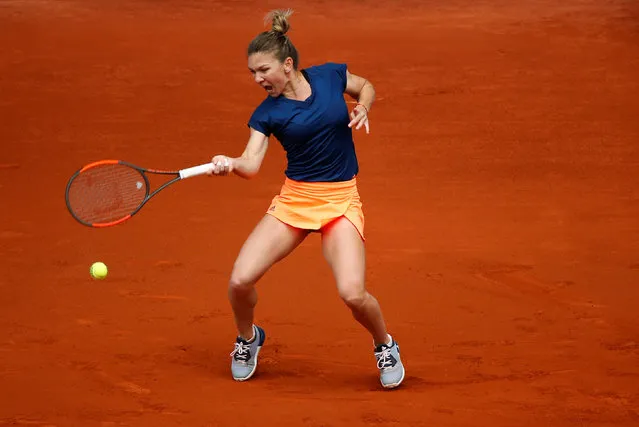 Romanian tennis player Simona Halep returns the ball to US Coco Vandeweghe during the Mutua Madrid Open tennis tournament' s quarterfinal match held at the Magic Box tennis complex in Madrid, Spain, 11 May 2017. (Photo by Susana Vera/Reuters)