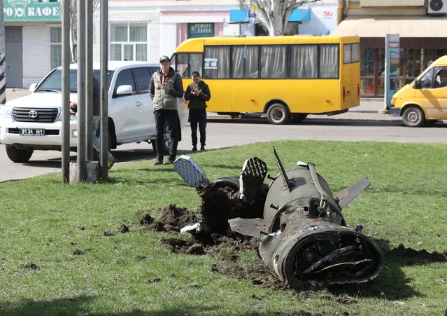 The remains of a rocket is seen on the ground in the aftermath of a rocket attack on the railway station in the eastern city of Kramatorsk, in the Donbass region on April 8, 2022. More than 30 people were killed and over 100 injured in a rocket attack on a train station in Kramatorsk in eastern Ukraine on Friday, the head of the national railway company said. (Photo by Anatolii Stepanov/AFP Photo)
