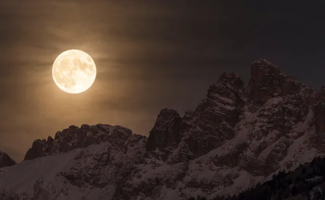 “Super Moon”, Giorgia Hofer (Italy). The magnificent sight of the Super Moon illuminating the night sky as it sets behind the Marmarole, in the heart of the Dolomites in Italy. On the night of 14 November 2016, the moon was at perigee at 356.511 km away from the centre of Earth, the closest occurrence since 1948. It will not be closer again until 2034. On this night, the moon was 30% brighter and 14% bigger than other full moons. (Photo by Giorgia Hofer/National Maritime Museum/The Guardian)