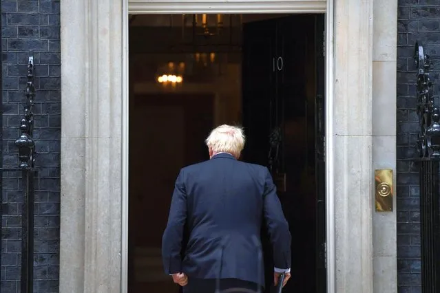 Boris Johnson, UK prime minister, returns inside 10 Downing Street after making a resignation speech in London, UK, on Thursday, July 7, 2022. Johnson is bowing to the inevitable after his government hemorrhaged dozens of ministers and junior aides, and members of his cabinet – including newly-appointed Chancellor of the Exchequer Nadhim Zahawi – told him to his face that he should step down. (Photo by Chris J. Ratcliffe/Bloomberg)