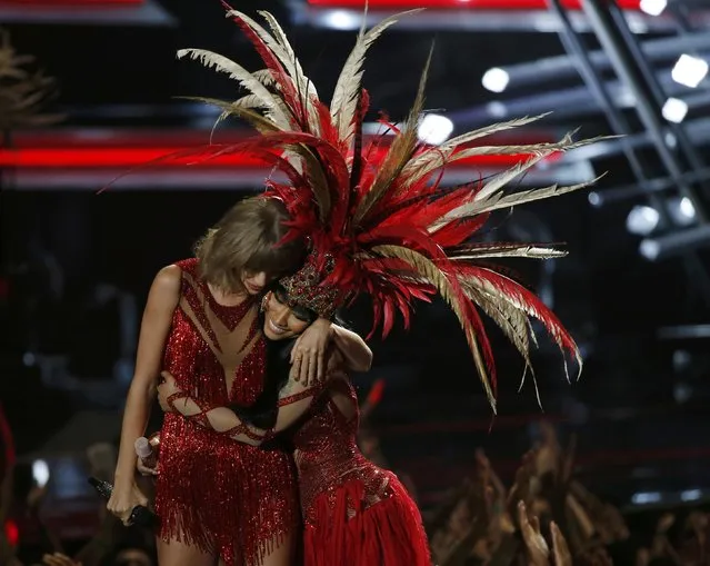 Taylor Swift (L) hugs Nicki Minaj after performing a medley of songs at the 2015 MTV Video Music Awards in Los Angeles, California August 30, 2015. (Photo by Mario Anzuoni/Reuters)