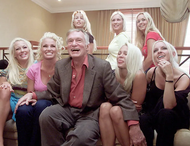 Hugh Hefner laughs as he for poses pictures with his seven girlfriends (L to R) Tiffany, Tina, Michelle, Dalene, Stephanie, Kimberley and Regina, May 2001. (Photo by Russell Boyce/Reuters)