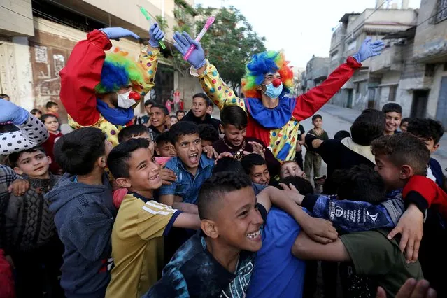 Clowns perform to entertain Palestinian children amid concerns about the spread of the coronavirus disease (COVID-19), in Khan Younis in the southern Gaza Strip on April 19, 2020. (Photo by Ibraheem Abu Mustafa/Reuters)