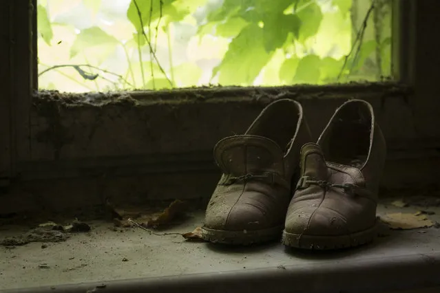 A pair of shoes on a dirty window ledge. (Photo by Thomas Windisch/Caters News)