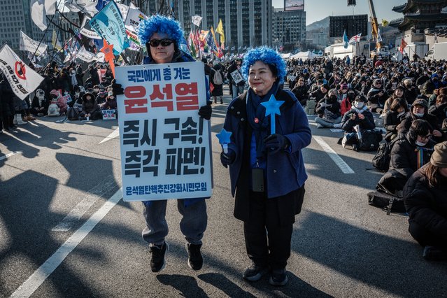 Protesters pose as they wait for a demonstration against impeached South Korean President Yoon Suk Yeol near the Gwanghwamun Gate in Seoul on January 11, 2025. Thousands of South Koreans gathered for rival demonstrations in the capital on January 11, as investigators prepare another attempt to arrest suspended President Yoon Suk Yeol over his short-lived martial law decree. (Photo by Yasuyoshi Chiba/AFP Photo)