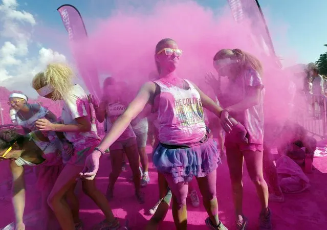 Competitors get coloured powder thrown at them during the Color Run in Marseille October 4, 2014. Inspired by the Hindu Holi festival, participants take part in a five-km (3.11-mile) run dotted with locations where coloured powders are thrown over them. (Photo by Jean-Paul Pelissier/Reuters)