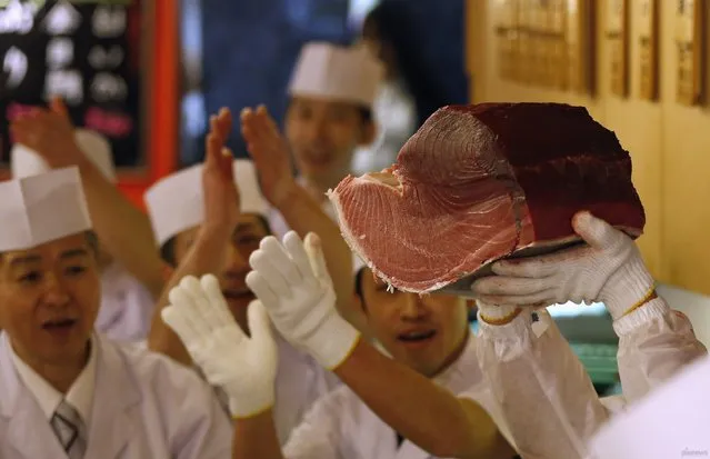 Winning bidder Kiyoshi Kimura, president of Kiyomura Co., cuts the bluefin tuna at his Sushi Zanmai restaurant, January 5, 2013. (Photo by Koji Sasahara/Associated Press)