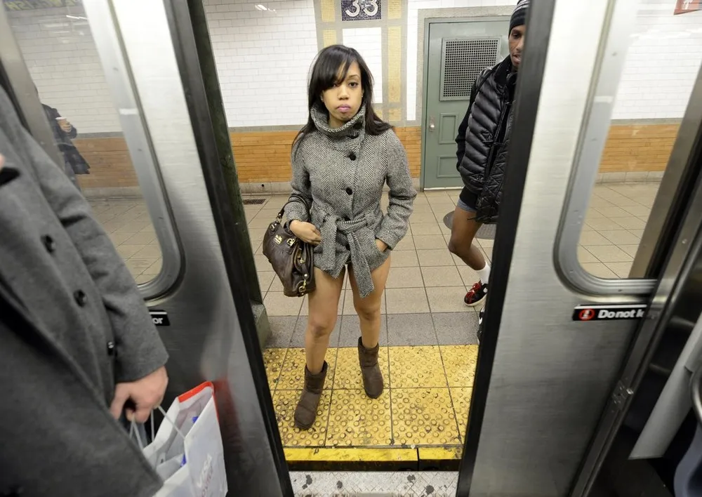 Тетки без цензуры. Японские девушки в метро. Девушки в метро. В метро без штанов. Просвечивает в метро.