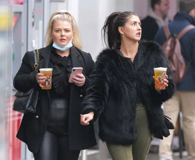 Revellers enjoyed their takeaway pints near the central market in London, United Kingdom on November 28, 2020. Londoners are getting ready to go back to tier 2 when a four-week lockdown in England comes to an end next week. (Photo by W8MEDIA/The Sun)