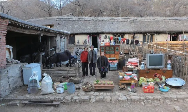 A family in Leshou village, Gongying town, Harqin Left Wing Mongol Autonomous County. (Photo by Ma Hongjie)