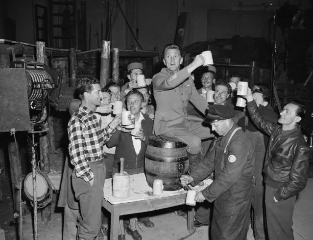 Actor Kirk Douglas invited the studio workers of the Munich Geiselgasteig Studios to a barrel of beer to celebrate the commencement of the shooting of the film “Paths of Glory” March 20, 1957. (Photo by AP Photo/Sandensr)