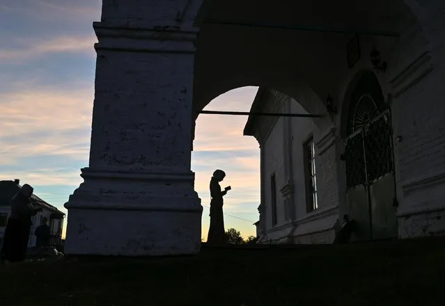 Orthodox believers say prayers during a pilgrimage in the village of Velikoretskoye in Kirov Region, Russia on June 6, 2021. (Photo by Alexey Malgavko/Reuters)