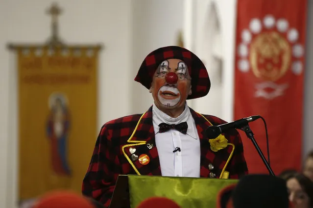 British actor Simon Callow pauses during a reading, while dressed as clown at the All Saints Church during the Grimaldi clown service in Dalston, north London, February 7, 2016. The Clowns International 70th annual service brings together professional clowns from Britain and Europe in a service of remembrance to the famous British clown Joseph Grimaldi, who died in 1837. (Photo by Peter Nicholls/Reuters)