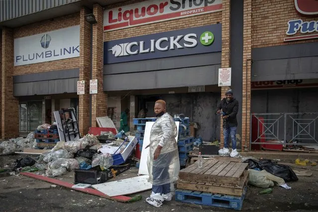 Volunteers and local workers take part in the clean up operation at the looted Bara Mall in Soweto, on July 15, 2020. Many South Africans, taking matters into their own hands in a country where few rely on a chronically failing state, have started to clean up and repair. And the South African presidency even tweeted its thanks to “those who clean up”. (Photo by Luca Sola/AFP Photo)