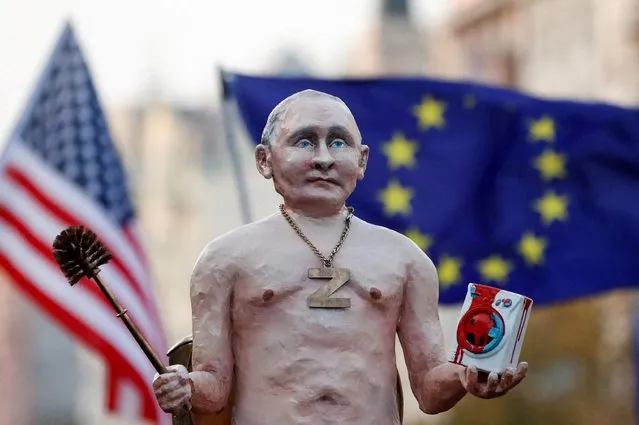 A statue depicting Russian President Vladimir Putin is pictured during a pro-government and anti-war protest rally against rising populism and extremism, two days after a coalition of far-right political movements, fringe groups and the Communist party held a protest in the same location, in Prague, Czech Republic on October 30, 2022. (Photo by David W. Cerny/Reuters)