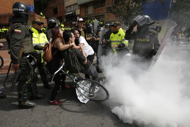 Police repel animal defense activists with tear gas before the start of a bullfight, the first such events in four years, outside the Santamaria bullring in Bogota, Colombia, Sunday, January 22, 2017. Bogota's previous mayor banned bullfighting in 2012. But Colombia's constitutional court later overturned the ban, ruling that it was part of Colombia's cultural heritage and couldn't be blocked (Photo by Fernando Vergara/AP Photo)