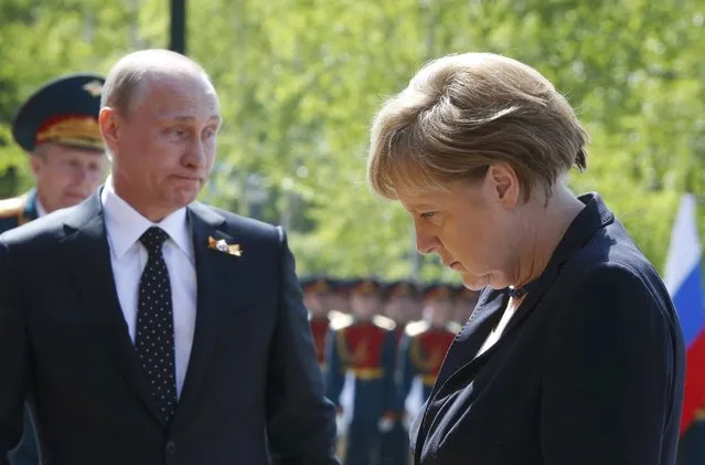 German Chancellor Angela Merkel and Russian President Vladimir Putin attend a flower-laying ceremony at the Tomb of the Unknown Soldier by the Kremlin walls in Moscow, Russia, May 10, 2015. (Photo by Grigory Dukor/Reuters)