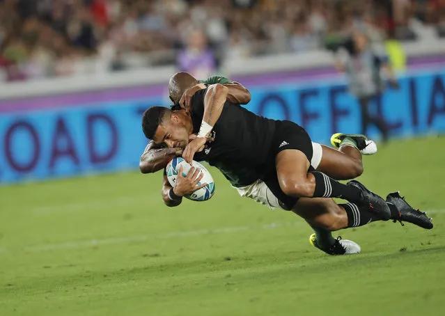 New Zealand's Richie Mo'unga is tackled by South Africa's Makazole Mapimpi during the Rugby World Cup Pool B game between New Zealand and South Africa in Yokohama, Japan, Saturday, September 21, 2019. (Photo by Shuji Kajiyama/AP Photo)