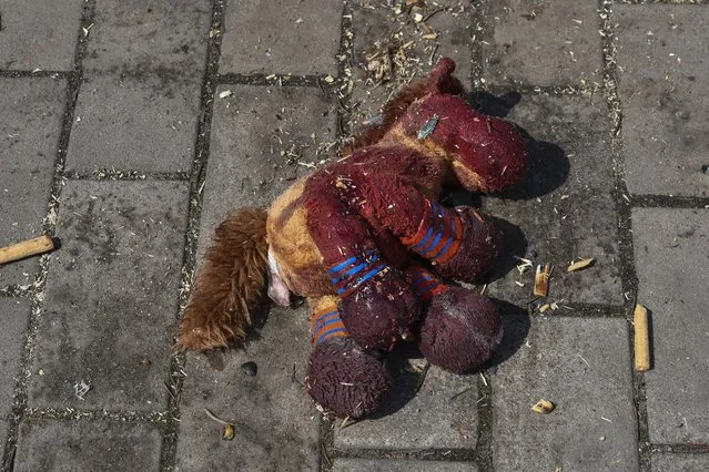 A stuffed horse with bloodstains on it lies on a platform after Russian shelling at the railway station in Kramatorsk, Ukraine, Friday, April 8, 2022. Hours after warning that Ukraine's forces already had found worse scenes of brutality in a settlement north of Kyiv, President Volodymyr Zelenskyy said that “thousands” of people were at the station in Kramatorsk, a city in the eastern Donetsk region, when it was hit by a missile. (Photo by Andriy Andriyenko/AP Photo)