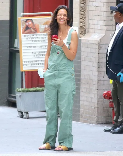 American actress Katie Holmes smiling and laughing during a video call live on her phone in Soho, New York City, NY, USA on July 14, 2022. Katie looked great wearing denim overalls. (Photo by Dylan Travis/ABACAPRESS.COM/Splash News and Pictures)