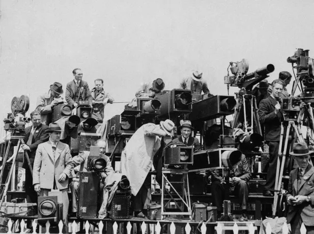Press and newsreel long-focus cameras are trained on the Royal Box at Ascot on June 17, 1937. (Photo by AP Photo)