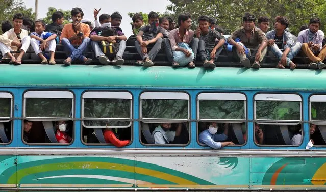 People travel in a crowded bus to return to their cities and villages before the start of the lockdown by West Bengal state government to limit the spreading of coronavirus disease (COVID-19), in Kolkata, India on March 23, 2020. (Photo by Rupak De Chowdhuri/Reuters)