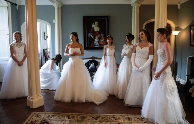 Debutantes prepare at Boughton Monchelsea Place ahead of the Queen Charlotte's Ball on September 9, 2017 in Maidstone, England. (Photo by Jack Taylor/Getty Images)