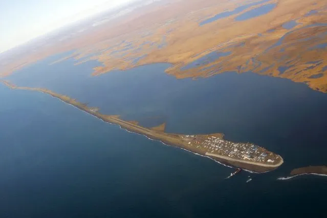 The island village of Kivalina, an Alaska Native community of 400 people the White House chose to highlight as a community at risk from rising sea levels, can be seen from Air Force One as U.S. President Barack Obama flies to Kotzebue, Alaska September 2, 2015. The stop in Kotzebue makes Obama the first sitting U.S. president to visit a community north of the Arctic Circle, a trek the White House hopes will bring into focus how climate change is affecting Americans. (Photo by Jonathan Ernst/Reuters)