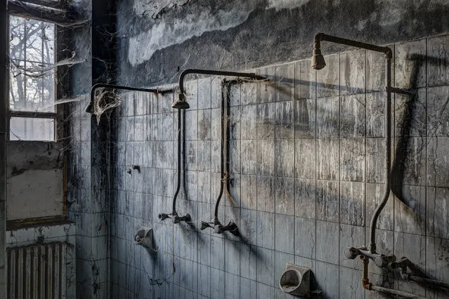 A decrepit shower room. (Photo by Thomas Windisch/Caters News)