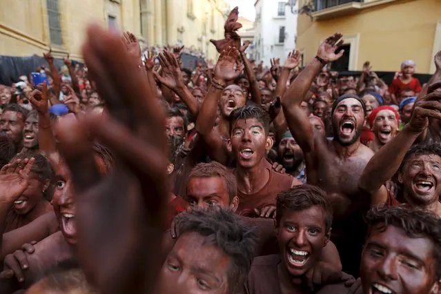 Revellers covered in paint take part in the annual Cascamorras festival in Guadix, southern Spain September 9, 2015. (Photo by Marcelo del Pozo/Reuters)