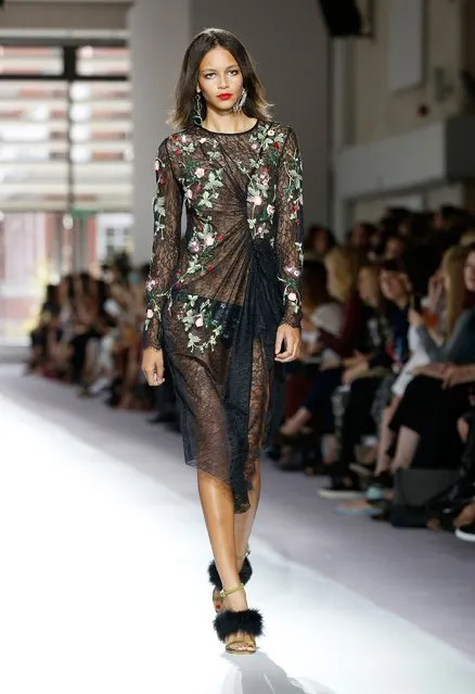 A model walks the runway at the Topshop Unique show during London Fashion Week Spring/Summer 2016 on September 20, 2015 in London, England. (Photo by Tristan Fewings/Getty Images)