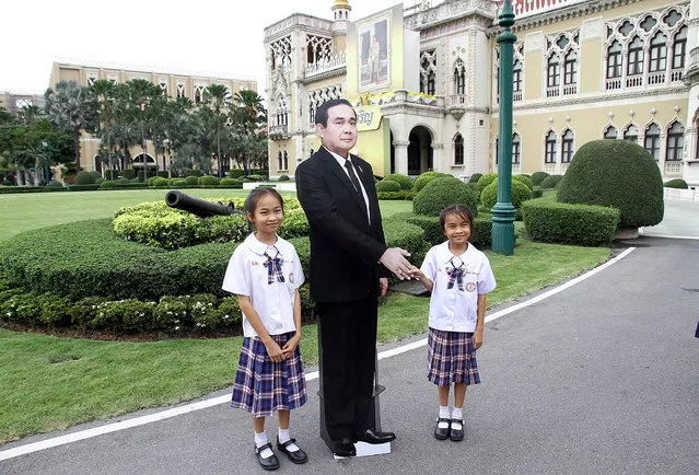 Children pose next to a cardboard cut-out of Thailand's Prime Minster Prayuth Chan-ocha at the government house in Bangkok, Thailand January 8, 2018. Picture taken January 8, 2018. (Photo by Reuters/Dailynews)
