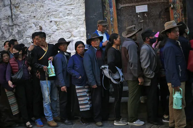 Tibetan pilgrims queue to enter the Jokhang Temple in the early morning in Lhasa, Tibet Autonomous Region, China, 09 September 2016. (Photo by How Hwee Young/EPA)