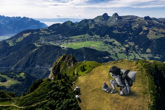 A giant biodegradable landart painting entitled “Vers l'horizon” in French, by French-Swiss artist Saype is pictured on the ridges of the Grand Chamossaire mountain, above the alpine resort of Villars-sur-Ollon, Switzerland, on Friday, July 18, 2025. The new fresco measures 50 meters high and 50 meters wide, with a total surface area of 2'500 square meters. (Photo by Jean-Christophe Bott/Keystone)