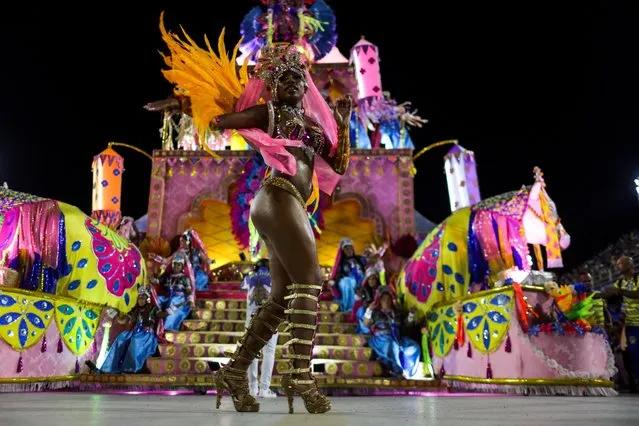 A reveler from the Paraiso do Tuiuti samba school performs during the second night of the carnival parade at the Sambadrome, in Rio de Janeiro, Brazil on February 20, 2023. (Photo by Pilar Olivares/Reuters)