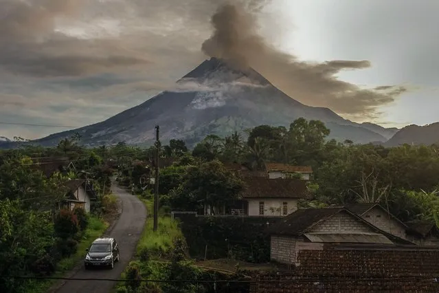 Smoke rises during an eruption of Mount Merapi, Indonesia's most active volcano, as seen from Tunggularum village in Sleman on April 7, 2023. (Photo by Devi Rahman/AFP Photo)