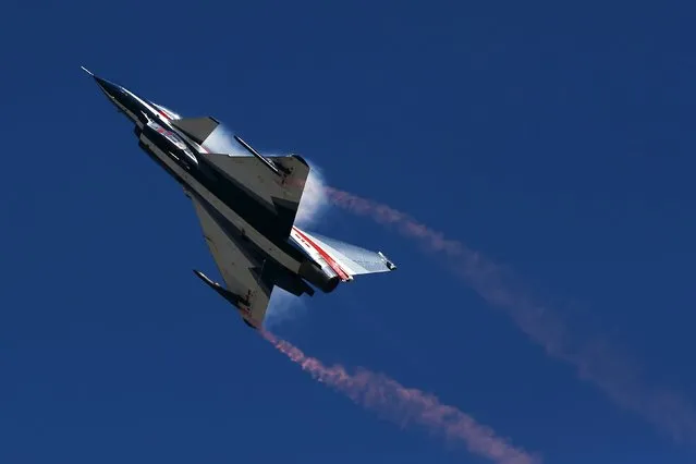 A China's J-10 fighter jet from the People's Liberation Army Air Force August 1st Aerobatics Team performs during a media demonstration at the Korat Royal Thai Air Force Base, Nakhon Ratchasima province, Thailand, November 24, 2015. (Photo by Athit Perawongmetha/Reuters)