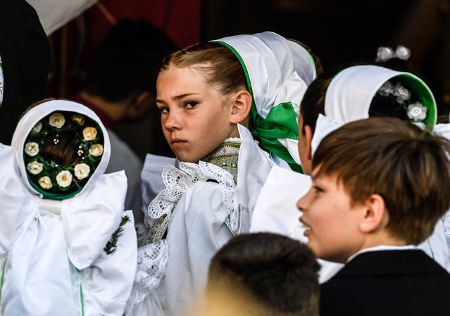 Catholic Sorbs in their traditional costumes attend a holy mass during a Corpus Christi procession in Crostwitz, Germany, 31 May 2018. The procession has been a tradition in Lusatia region. The Western Slavic people of the Sorbs are acknowledged as a national minority with their own language in eastern Germany. (Photo by Filip Singer/EPA/EFE)