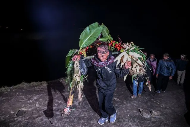Members of the Tengger sub-ethnic group ascend the active Mount Bromo volcano to present offerings of rice, fruit, livestock and other items as part of the Yadnya Kasada festival in Probolinggo, East Java province on June 5, 2023. (Photo by Juni Kriswanto/AFP Photo)
