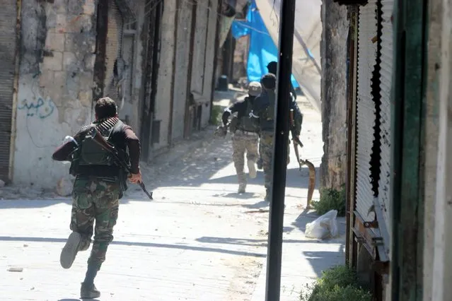 Free Syrian Amy fighters run with their weapons fearing snipers loyal to Syria's president Bashar Al-Assad during clashes in Old Aleppo, April 26, 2015. (Photo by Abdalrhman Ismail/Reuters)