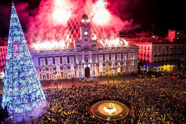 The Puerta del Sol clock welcomes the new year in a celebration that gathered thousands of people in Madrid's popular square that this year and for the first time is accompanied by a fireworks show, streamers and confetti with the colors of The Community of Madrid, in Madrid, Spain, on 01 January 2017. (Photo by Santi Donaire/EPA)