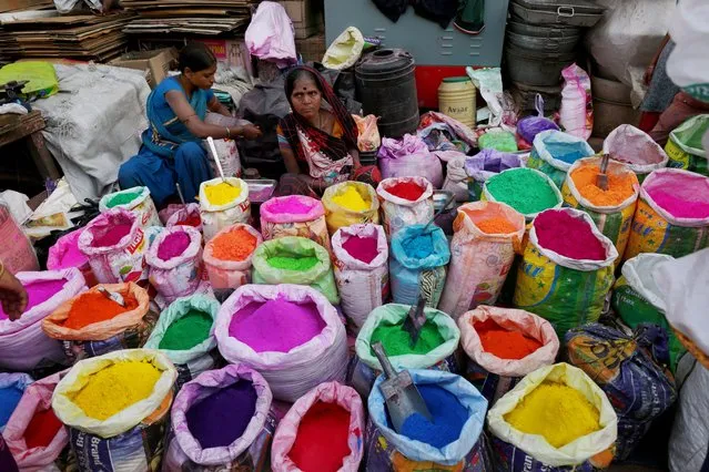 A street vendor offers gulals or colour dust for sale at a local market ahead of the “Holi Festival” in Calcutta, eastern India, 06 March 2017. (Photo by Piyal Adhikary/EPA)