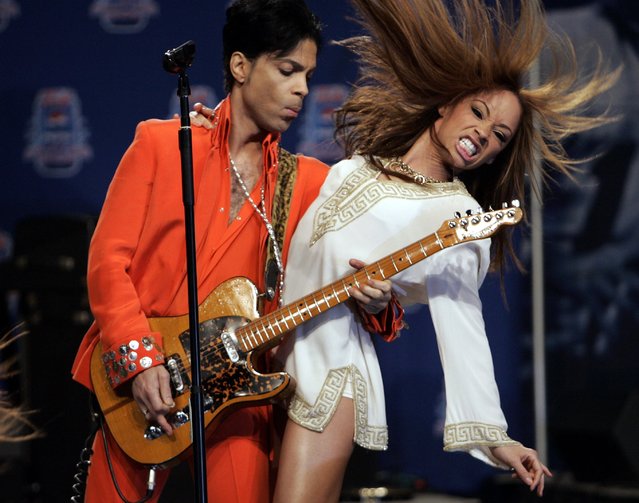 Musician Prince (L) performs for members of the news media in Miami Beach, Florida February 1, 2007. U.S. pop star Prince, the 57-year-old whose hits included “Purple Rain” and “Kiss”, was found unresponsive on Thursday at his Minnesota home and was later declared dead, U.S. media reports said. (Photo by Brian Snyder/Reuters)