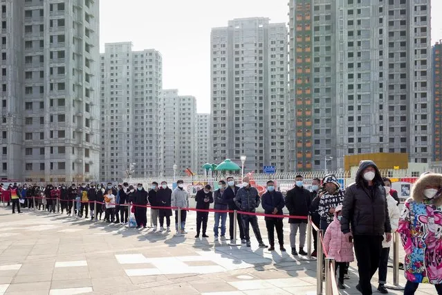 Residents line up to undergo a Covid-19 test in Tianjin Municipality, China, 09 January 2022. The city of Tianjin reported 20 new Covid-19 cases on 09 January, mostly students and their family members. (Photo by GT/EPA/EFE/China Stringer Network)