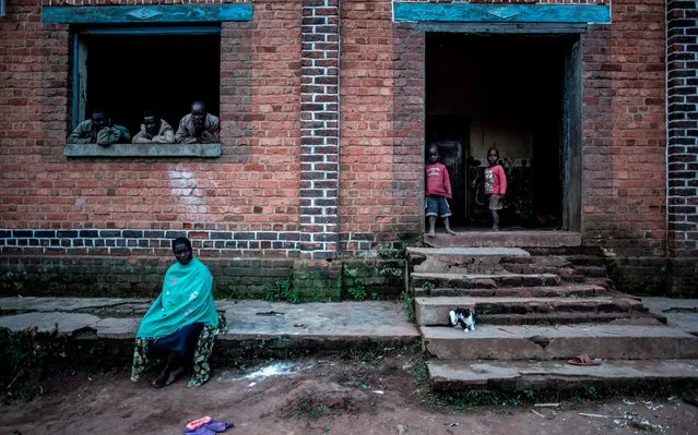 Displaced Congolese people take refuge in a Catholic Church on July 3, 2019 in Drodro, eastern DR Congo. For the last three weeks the FARDC have been fighting in a offensive operation against a militia in the Wagu Forest in the Djugu district of Ituria Province. Attacks by this militia and inter-communal fighting between the Lendu and Hema communities have displaced over 300 000 people so far. (Photo by John Wessels/AFP Photo)